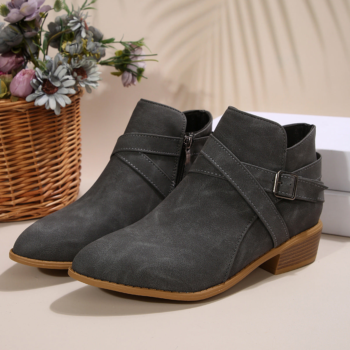 Bottines en cuir à talon épais avec boucle de ceinture et fermeture éclair latérale pour femme