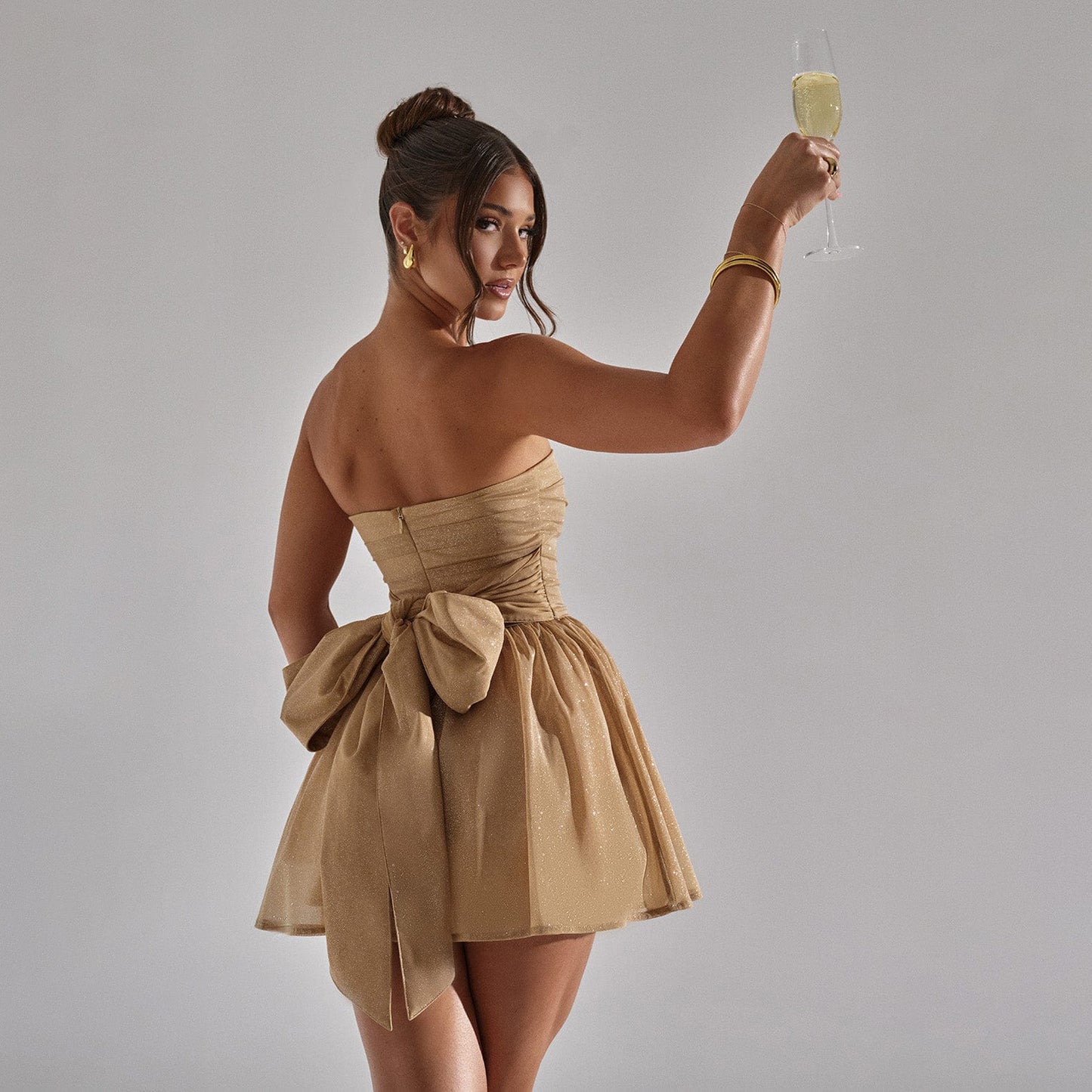 Robe d'été courte femme en dentelle, coupe épaules dénudées avec nœud