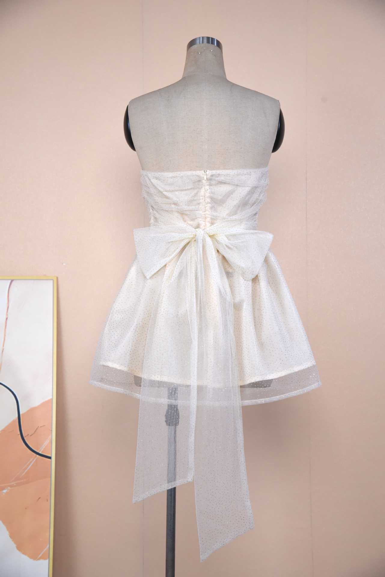 Robe d'été courte femme en dentelle, coupe épaules dénudées avec nœud